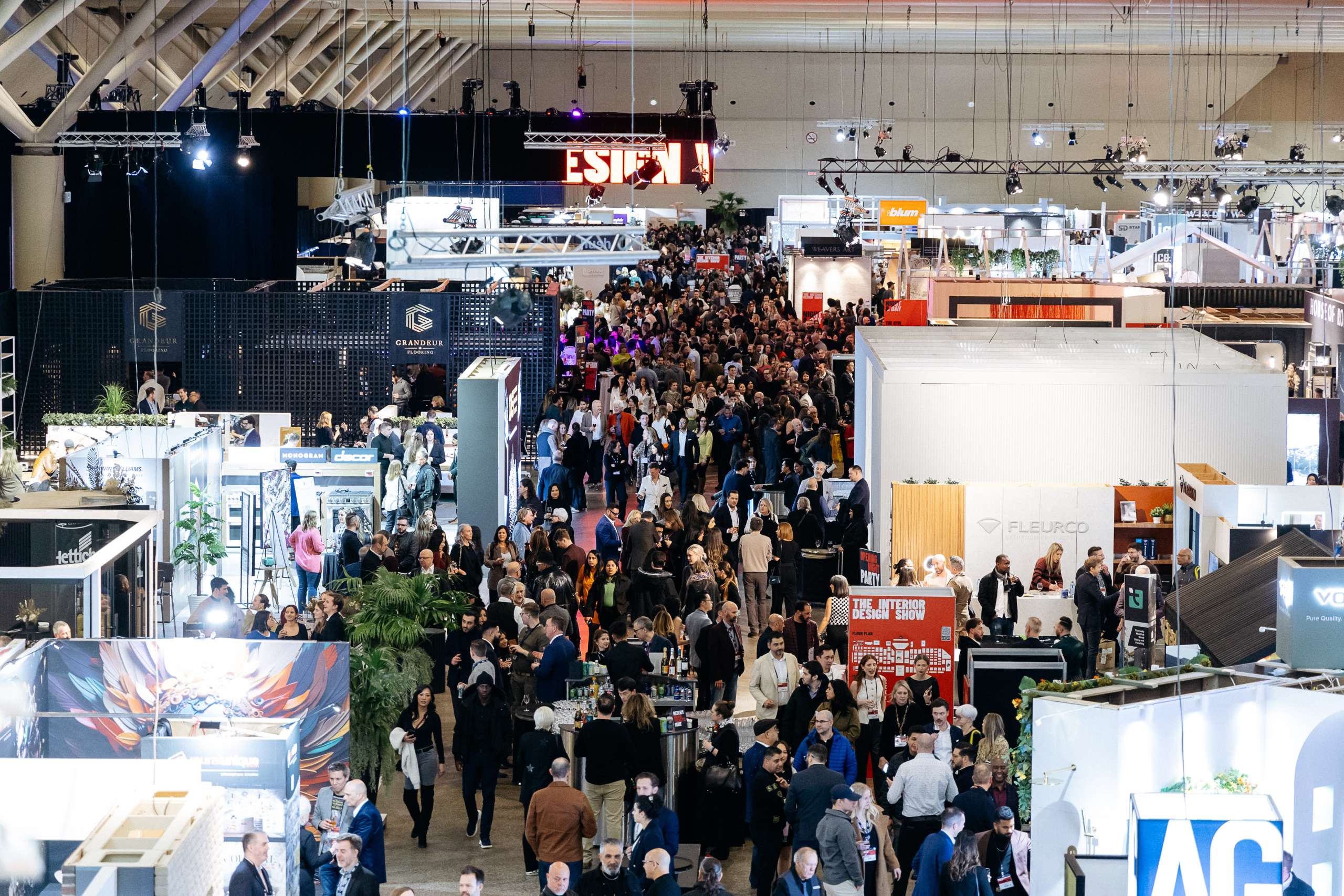 Groups of people at IDS Toronto